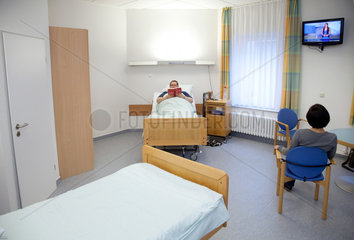 Essen  Deutschland  Patienten im Zweibettzimmer im Krankenhaus