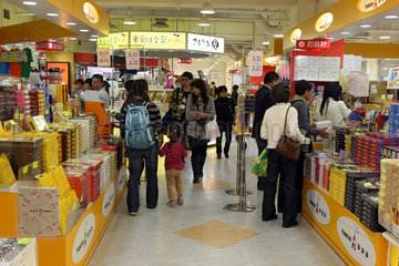 Tokio  Japan  Menschen in einem Kaufhaus
