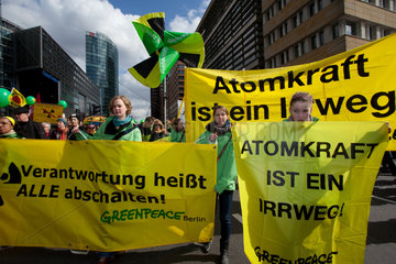 Berlin  Deutschland  Demonstranten auf der Anti-Atom-Demo am Potsdamer Platz