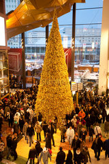 Berlin  Deutschland  Menschenmenge um den Weihnachtsbaum im Einkaufszentrum Alexa