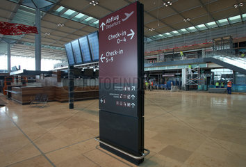 Schoenefeld  Deutschland  Informationstafel und Monitore im Terminal des Flughafens Berlin Brandenburg