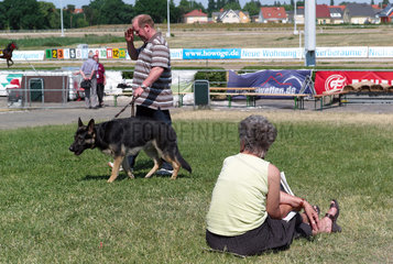Berlin  Deutschland  Mann mit Hund auf dem Volksfest Deutsch Russische Festtage 2008