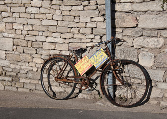Bonnieux  Frankreich  Werbung fuer ein Restaurant an einem verrosteten Fahrrad