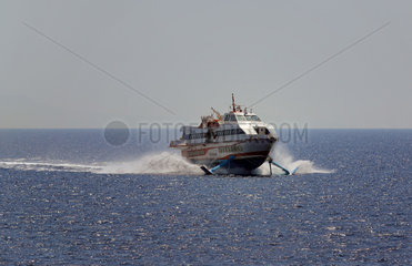Alicudi  Italien  Faehre Atanis der Reederei Siremar in voller Fahrt auf dem Meer