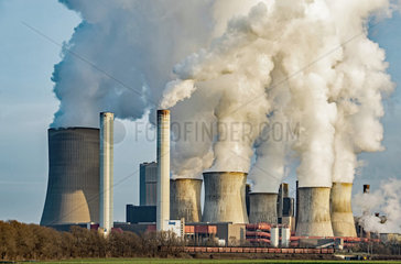 RWE-Kraftwerk Niederaussem abends