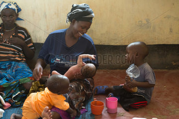 Kakuma  Kenia - Mutter und Kind in der Muetter- Geburtsstation der Johanniter Auslandshilfe im Fluechtlingslager Kakuma.