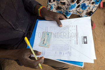 Kakuma  Kenia - Namensabgleich mit Hilfe eines UNHCR Fluechtlingsausweises im Fluechtlingslager Kakuma.