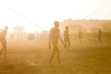 Kakuma  Kenia - Im Fluechtlingslager Kakuma spielen Fluechtlinge Fussball.