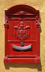 Cagliari  Italien  rot lackierter Briefkasten aus Gussaluminium mit einem historischen Wappen