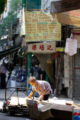 Hongkong  China  eine alte Frau belaedt ihren Handkarren mit Altpapier