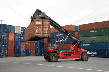 Duisburg  Deutschland  Container im Containerlager des Duisburger Containerhafens