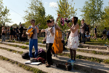 Berlin  Deutschland  Musiker spielen im Mauerpark in Prenzlauer Berg
