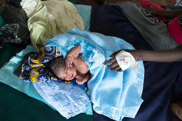 Kakuma  Kenia - Neugeborenes in der Muetter- Geburtsstation der Johanniter Auslandshilfe im Fluechtlingslager Kakuma.