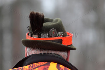 Lehnitz  Deutschland  Jaeger mit Gamsbart an seinem Hut