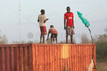 Kakuma  Kenia - Im Fluechtlingslager Kakuma lassen Fluechtlinge einen Drachen steigen.