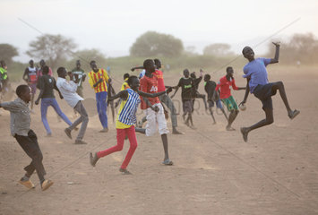 Kakuma  Kenia - Im Fluechtlingslager Kakuma feiern Anhaenger einer Fussballmanschaft begeistert ein Tor.