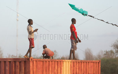 Kakuma  Kenia - Im Fluechtlingslager Kakuma lassen Fluechtlinge einen Drachen steigen.