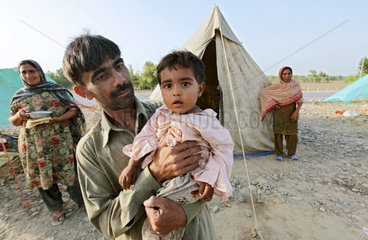 Nowshera  Pakistan  Fluechtlinge des Hochwassers leben zunaechst in Zelten