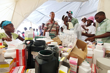 Carrefour  Haiti  Medikamentenvergabe an Patienten des Hospitals