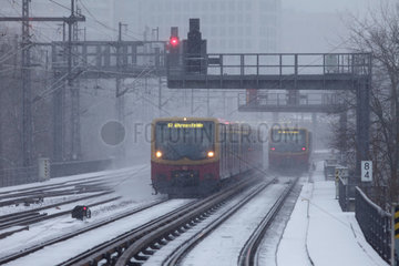 Berlin  Deutschland  S-Bahnen fahren bei Schneefall auf verschneiten Gleisen