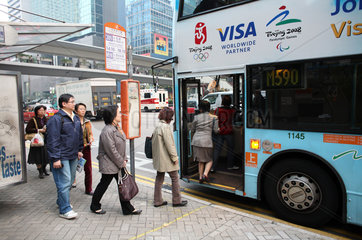 Hongkong  China  Menschen steigen in einen Bus ein