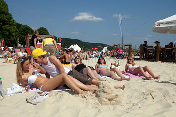 Essen  Deutschland  junge Menschen liegen im Sand im Strandbad am Baldeneysee