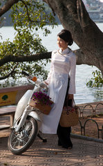 Hanoi  Vietnam  Fotoshooting fuer Brautmode am Hoan-Kiem-See