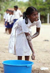 Navatkerny  Sri Lanka  eine Maedchen waescht sich die Arme und Haende