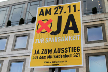 Stuttgart  Deutschland  Plakat vor dem Stuttgarter Rathaus zur Volksabstimmung ueber S21