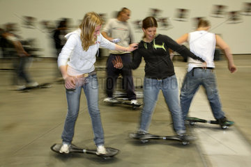 Berlin  Deutschland  Jugendliche testen ein Waveboard auf der Jugendmesse YOU 2007