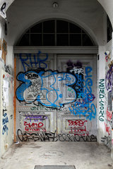 Berlin  Deutschland  Graffiti an einem Hauseingang in Kreuzberg