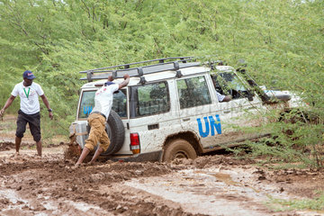 Kakuma  Kenia - Ein UN Landrover hat sich auf einer Landstrasse tief im Schlamm festgefahren.