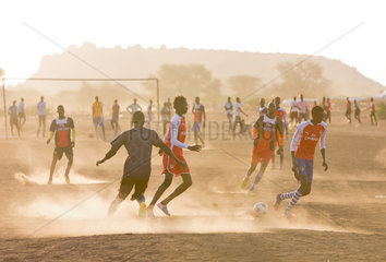 Kakuma  Kenia - Im Fluechtlingslager Kakuma spielen Fluechtlinge Fussball.
