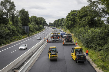 Strassenbau  Fluesterasphalt auf der Autobahn A52  Essen  Ruhrgebiet  Nordrhein-Westfalen  Deutschland