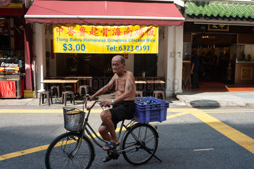 Singapur  Republik Singapur  Fahrradfahrer in Chinatown