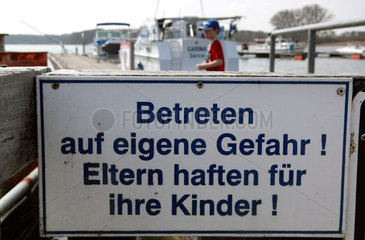 Klink  Deutschland  Schild -Betreten auf eigene Gefahr  Eltern haften fuer ihre Kinder