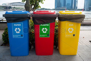 Singapur  Republik Singapur  Bunte Muelltonnen fuers Recycling in Marina Bay