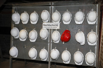 Zeche Zollverein  Bergmannshelme auf dem Denkmalpfad  Essen  Ruhrgebiet  Nordrhein-Westfalen  Deutschland