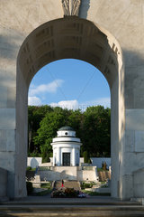Lemberg  Ukraine  Blick durch den Triumphbogen auf Kapelle des polnischem Soldatenfriedhofs