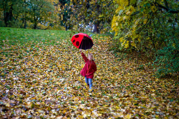 Berlin  Deutschland  Maedchen im Park mit einem Regenschirm