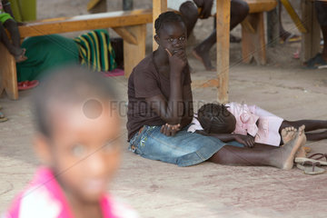 Kakuma  Kenia - Mutter und Kind warten im Patientenbereich der Muetter- Geburtsstation der Johanniter Auslandshilfe im Fluechtlingslager Kakuma.