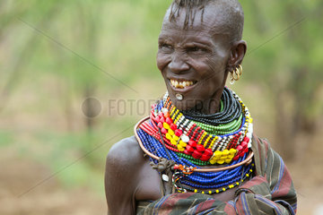Kakuma  Kenia - Portraet einer einheimischen Turkana Frau mit traditionellem Halsschmuck.