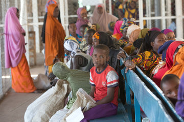 Kakuma  Kenia - Nahrungsmittelausgabe der humanitaeren Hilfsorganisation World Food Programm im Fluechtlingslager Kakuma.