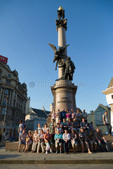 Lemberg  Polen  polnische Reisegruppe am Mickiewicz-Denkmal am Mickiewicz Platz