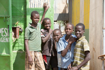 Kakuma  Kenia - Strassenszene in Kakuma. Jungengruppe.