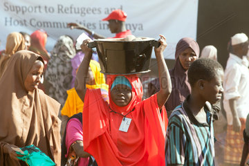 Kakuma  Kenia - Verteilung von Kochoefen an Fluechtlinge des Fluechtlingslager Kakuma.