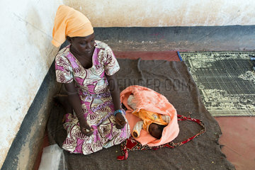 Kakuma  Kenia - Mutter und Kind in der Muetter- Geburtsstation der Johanniter Auslandshilfe im Fluechtlingslager Kakuma.
