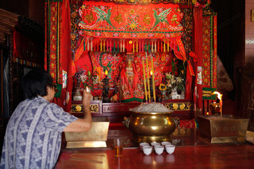 Hongkong  China  Frau zuendet Raeuscherstaebchen in einem konfuzianischen Tempel an