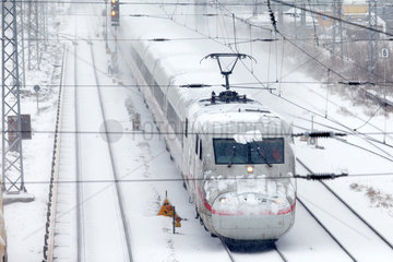 Berlin  Deutschland  ICE und schneebedeckte Gleise