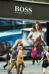 London  Grossbritannien  Passanten am Boss Store (Hugo Boss) in der Shopping Mall Westfield Startford City